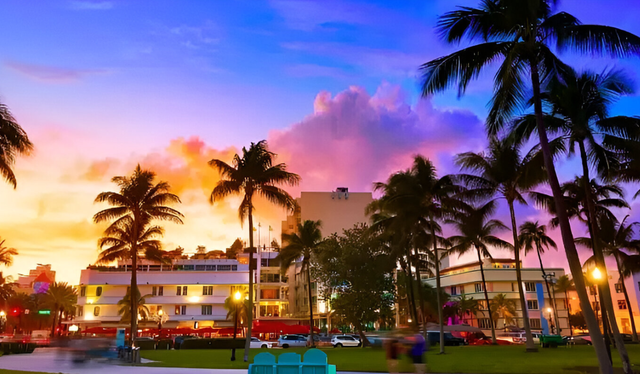 Considering the high costs in Miami, it is estimated that a person must earn at least $100,000 to live comfortably. Photo: SmartAsset Considering the high costs in Miami, it is estimated that a person must earn at least $100,000 to live comfortably. Photo: SmartAsset
