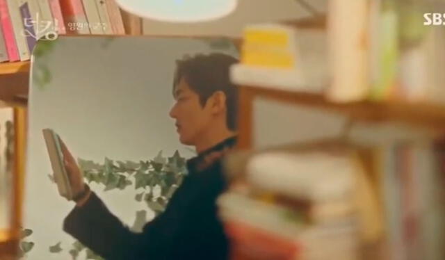 Lee Gon (Lee Min Ho) selecciona el libro de poemas 'Azaleas' de  Kim Sowol.