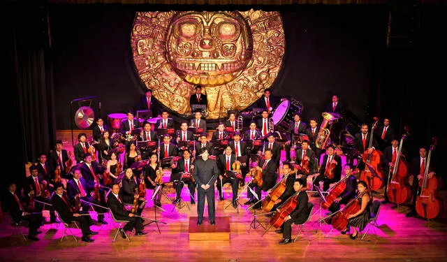 Orquesta Sinfónica del Cusco, dirigida por Theo Tupayachi.