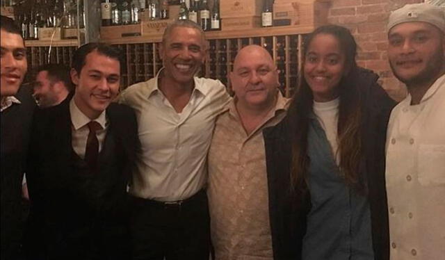 Emilio Vitolo junto a la familia Obama en su restaurante Emilio's Ballato. Crédito: Instagram