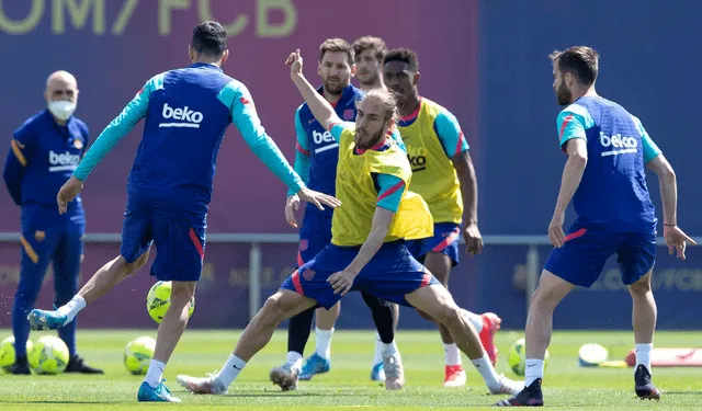 Plantilla del FC Barcelona entrenando previo al duelo ante el Atlético Madrid. Foto: EFE/Enric Fontcuberta