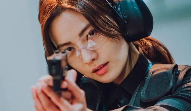 Nana interpretó a la agente de policía Do Hyun Jin en el kdrama Kill It (OCN, 2019)