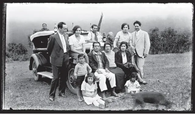 En 1935, una vez que el auto estuvo armado, el dueño (esquina izquierda) y sus allegados posaron para inmortalizar el momento. Foto: Archivo familiar de Rubén Quevedo