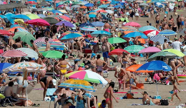 España: organizan evento en la playa para contagiar la COVID-19