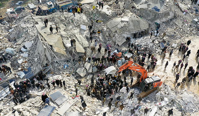  Emergencia. Equipos mecánicos remueven escombros en busca de sobrevivientes. Foto: AFP   