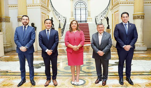  Apoyo. Acuña ha expresado respaldo al adelanto electoral. Foto: SEPRES   