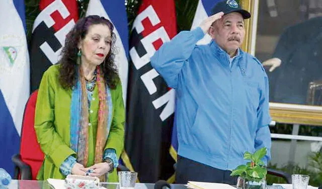  Dictadores. Daniel Ortega y su esposa, Rosario Murillo, decidieron expulsar y quitar la nacionalidad de los dirigentes opositores. Foto: EFE   