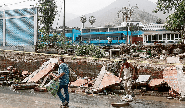  Chaclacayo. Colegio Felipe Santiago Estenos sufrió la destrucción de su infraestructura. Foto: Marco Cotrina/La República   
