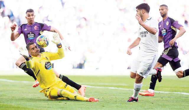 Luchado. Sergio Asenjo intenta parar el balón ante Asensio. Foto: EFE   