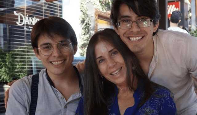 José María junto a su hermano Sebastián Salazar y su madre, Carol Núñez. Foto: Facebook.   