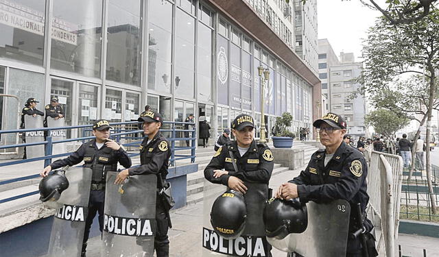  Seguridad. La Policía tomó fuertes medidas de seguridad. Foto: Félix Contreras/La República<br><br>   