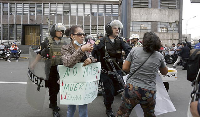  Bloqueo. Policías alejaron a los manifestantes de la Fiscalía, pero también a los periodistas. Foto: Félix Contreras/La República   