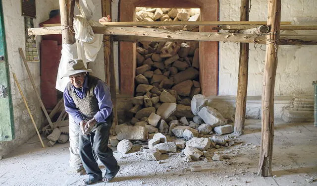 Escombros. Rosendo, el vigilante de la iglesia de Lari, muestra los escombros al interior del templo virreinal. Foto: Rodrigo Talavera/La República   
