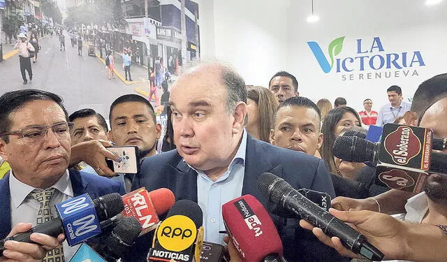 Responsable. Alcalde López Aliaga ahora anuncia locales. Foto: difusión   