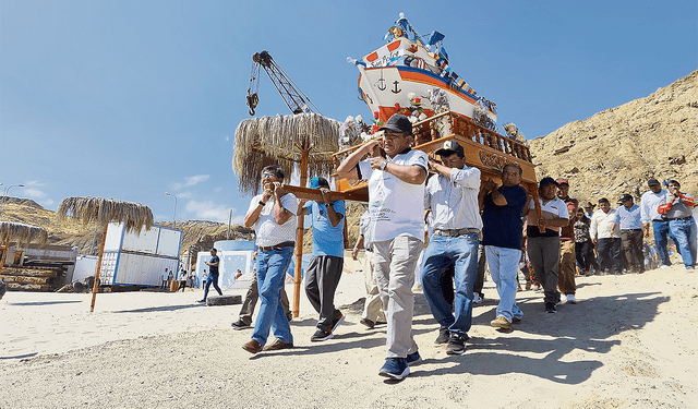  Tradición. Pescadores llevan a San Pedro al mar para dar inicio a la procesión acuática. Foto: Jackeline Cárdenas/La República   