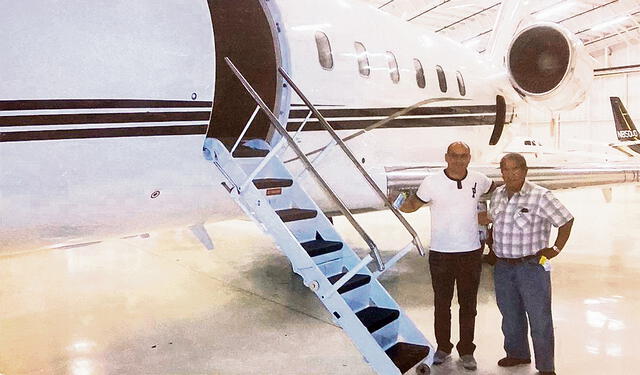 Visita. Joaquín Ramírez y Jesús Vásquez buscando la aeronave de sus sueños en Miami. Foto: difusión<br><br>    