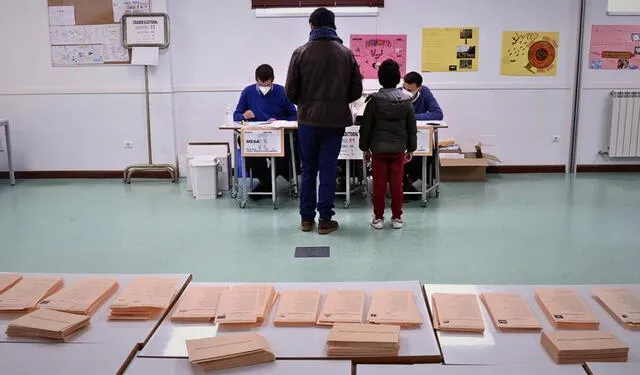 Apertura de las mesas para las elecciones en España Foto: Composición / La República   