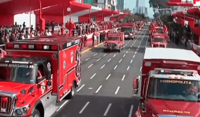 El Cuerpo General de Bomberos desfiló con sus característicos camiones rojos. Foto: captura de Latina  