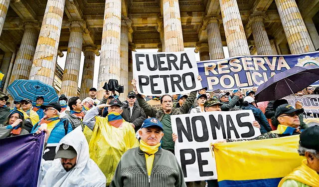  Reservistas. Exmiembros de las Fuerzas Militares de Colombia piden salida del mandatario. Foto: AFP<br><br>    