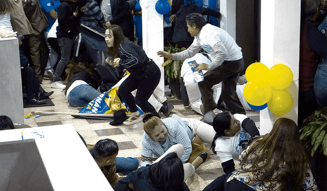 Pánico. Seguidores de Villavicencio huyen ante los disparos. Foto: AFP Pánico. Seguidores de Villavicencio huyen ante los disparos. Foto: AFP