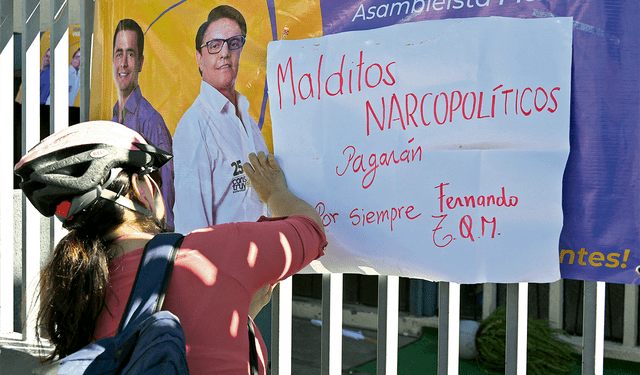  Reacciones. Mensajes de venganza en carteles partidarios. Foto: AFP   