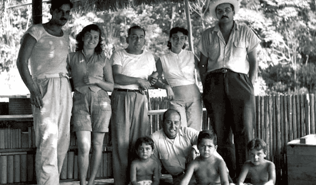  En la selva. Javier Diez Canseco. En el extremo derecho, con sombrero, cuando se fue de colono a Tingo María, en 1955. Foto: difusión   