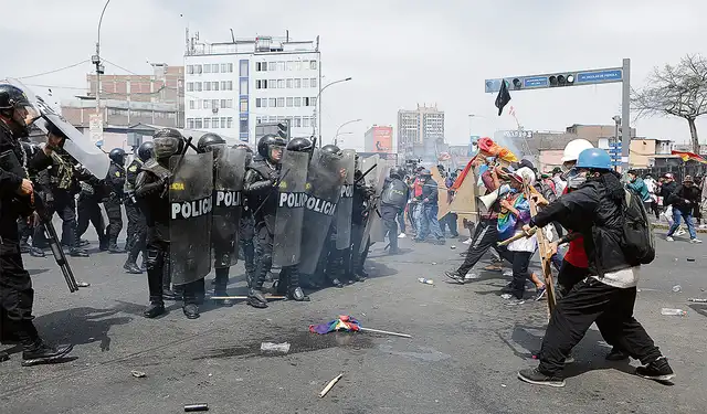 Protesta. Deben establecerse a los responsables de las muertes, sostiene Hernández. “Es fundamental y urgente”, dice. Foto: Marco Cotrina/La República Protesta. Deben establecerse a los responsables de las muertes, sostiene Hernández. “Es fundamental y urgente”, dice. Foto: Marco Cotrina/La República