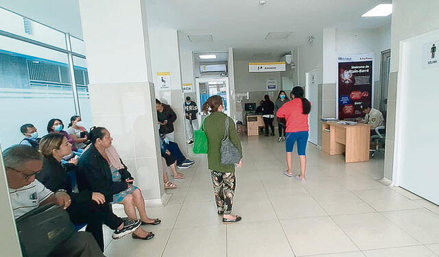  Defienden su derecho a la salud. Afiliados al Hospital Naylamp I esperan reactivación de especialidades en la torre. Foto: difusión   