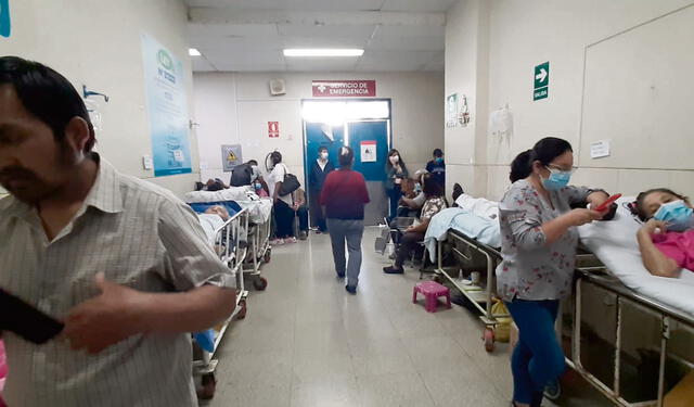  Falta de espacios. Pacientes esperan hospitalización o alta. Foto: Carlos Vásquez/La República   