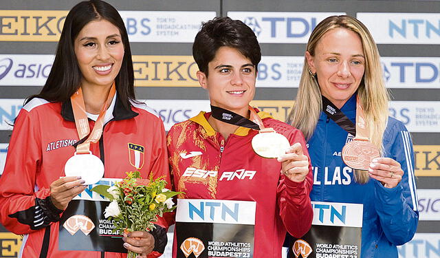  El podio. Kimberly García recibió la medalla de plata y posó para la foto de rigor. Foto: EFE   