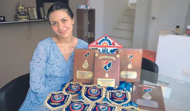 Orgullosa. Maricielo posa feliz con cada uno de sus premios otorgados por el Club Libertad. Foto: Clinton Medina/La República   