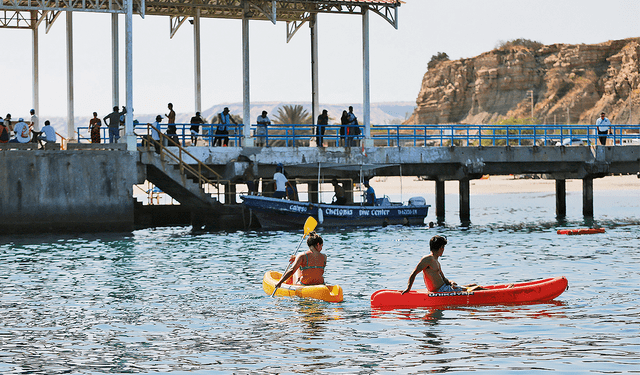  En el muelle. Hay una variedad de deportes acuáticos que se pueden practicar como paddle, pesca deportiva y más. Foto: Antonio Melgarejo/La República   