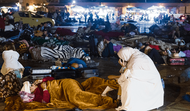  Vigilia. Sobrevivientes en las calles por temor a las réplicas. Foto: AFP   