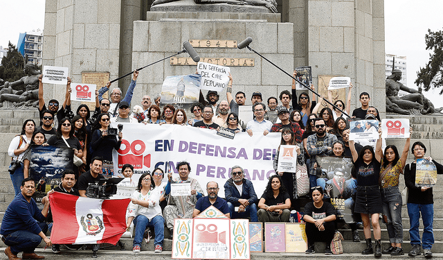  Juntos. Colectivo ‘En defensa del cine peruano’ ayer salió a las calles en rechazo de la propuesta de la congresista Tudela. Foto: difusión   