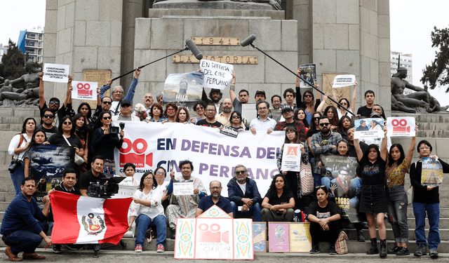 Miembros del colectivo En defensa del cine peruano reunidos, el jueves último, en el Campo de Marte. Foto: Marco Cotrina   