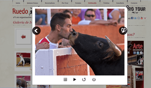 Imagen original de hombre besando al toro. Foto: Ruedo Arte   