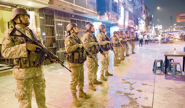  En fila. Hace un mes, el Gobierno desplegó cientos de policías y militares a SJL para enfrentar el crimen. Hoy quedan pocos. Foto: Mininter   