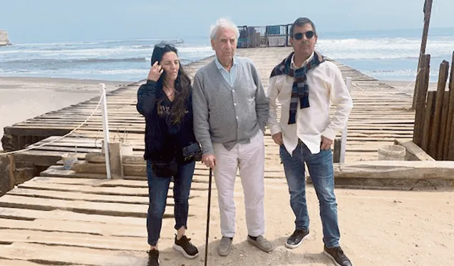  Recorrido norteño. En Puerto Eten, Chiclayo, junto a sus hijos Morgana y Gonzalo. Foto: Álvaro Vargas Llosa   