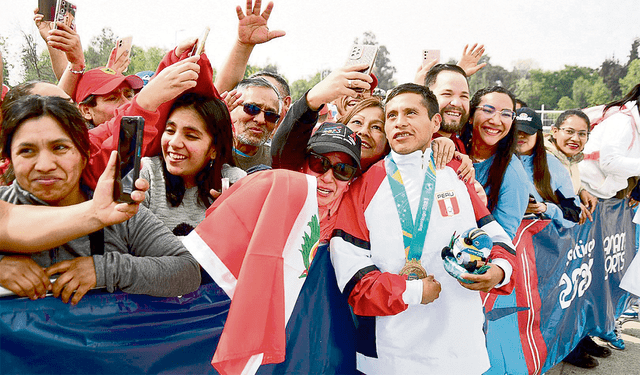  Unidos. Los peruanos presentes en Santiago lo apoyaron. Foto: difusión   