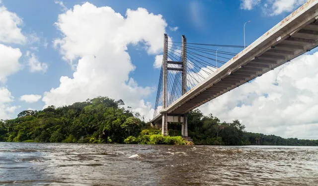  Río Oyapoque, la única frontera entre un país sudamericano y una nación europea. Foto: expedia.com    