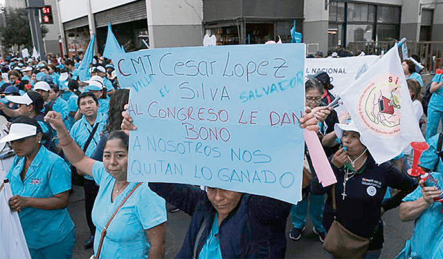  Reclamo. El reciente bono recibido por congresistas indigna a los servidores públicos. Foto: John Reyes/La República   
