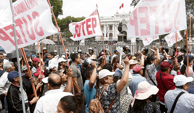 En las calles. Los maestros marcharon en Lima y provincias. Se suspendieron las clases en varias regiones. Foto: Marco Cotrina/La República   