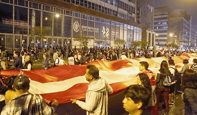  Rechazo. Largas banderolas. Adultos y jóvenes protestaron. Foto: Marco Cotrina/La República   