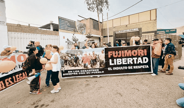 Apoyo. Seguidores de Alberto Fujimori acudieron al penal de Barbadillo para darle su apoyo. Foto: Bárbara Mamani/La República   