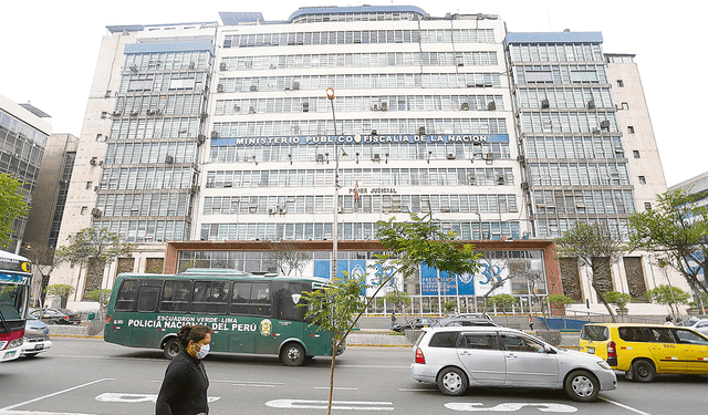  Seguridad. La policía resguardó el piso 9 del Ministerio Público. Foto: Félix Contreras/La República   