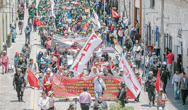 Arequipa. Un contingente policial acompañó la marcha que encabezó el gremio laboral FDTA. Foto: Rodrigo Talavera/La República   
