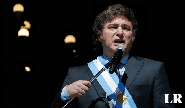 A sus 53 años, Javier Milei asumió el cargo de presidente de Argentina, país golpeado duramente en su economía. Foto: composición LR/EFE   