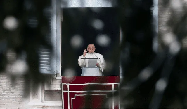  Francisco pidió este domingo, en ocasión de la Navidad, "no confundir la fiesta con el consumismo" y pensar en aquellas poblaciones que sufren la guerra. Foto: EFE   