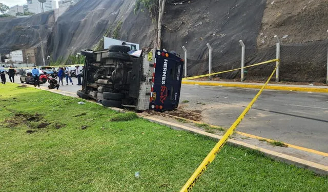 La PNP investiga el accidente en la Costa Verde. Foto: Rosario Rojas / URPI-LR   