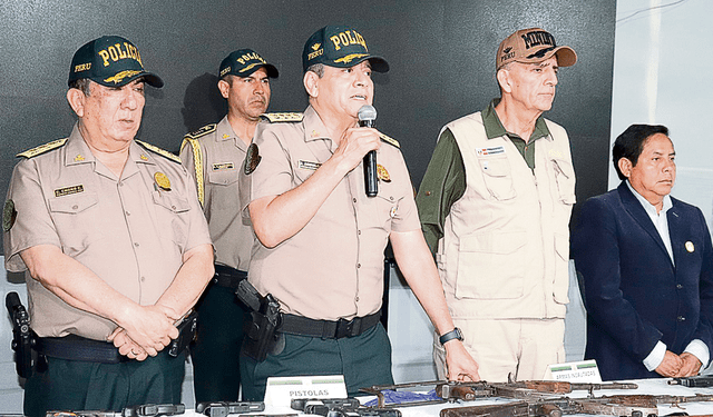  Orden. El ministro Torres indicó al general Angulo que los oficiales deben seguir en sus puestos. Foto: difusión   